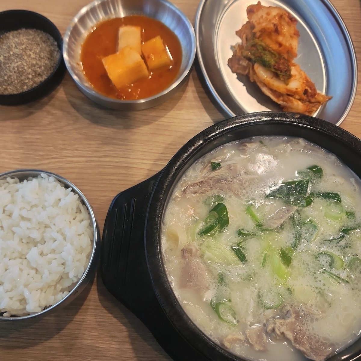 bombguri's tweet photo. 새해에는 국밥같이 뜨끈한 사람이 되어보려 합니다🥘
다들 새해복 마니바더🫂😚💕💕 https://t.co/HzoIuOfGjl
