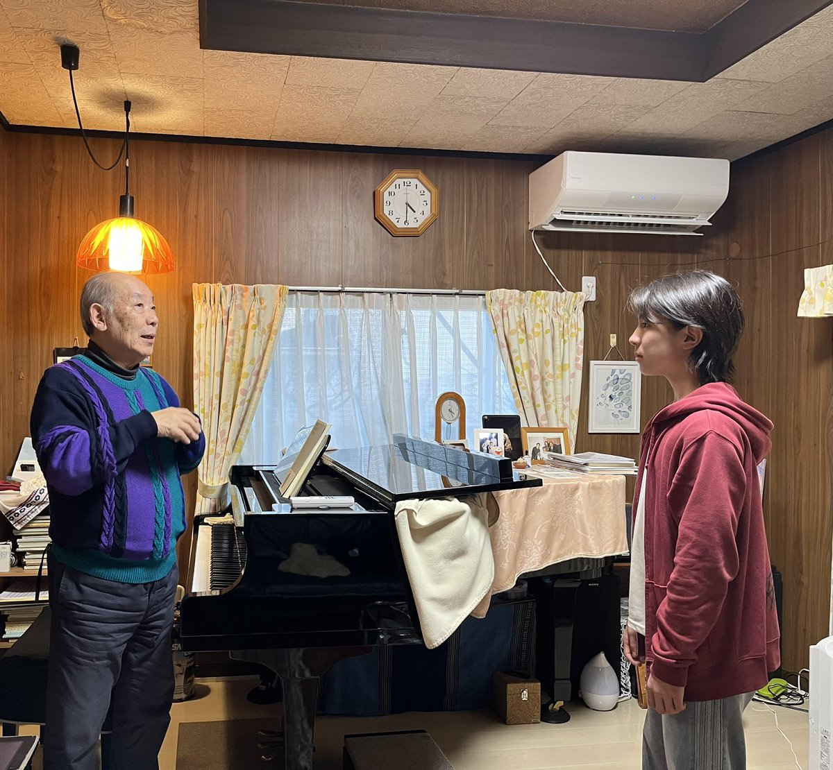 furufuru413's tweet image. あけましておめでとうございます。
年始のご挨拶をして、じいじに歌のレッスンしてもらいました。
今年1年もたくさんの変化があると思うので、前向きに楽しんで過ごしたいです。

#NEWSエンターテインメント #古澤利空 #古澤家 #音楽一家 #レッスン #古澤泉