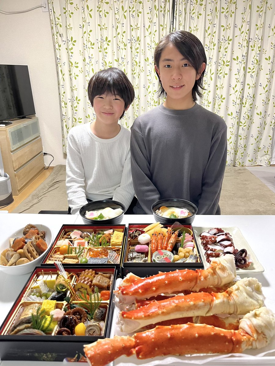 furufuru413's tweet image. あけましておめでとうございます。
年始のご挨拶をして、じいじに歌のレッスンしてもらいました。
今年1年もたくさんの変化があると思うので、前向きに楽しんで過ごしたいです。

#NEWSエンターテインメント #古澤利空 #古澤家 #音楽一家 #レッスン #古澤泉