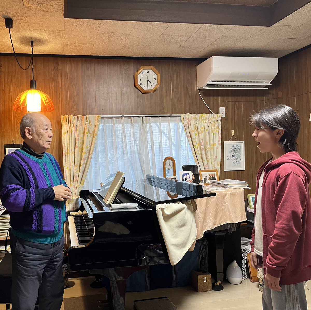 furufuru413's tweet image. あけましておめでとうございます。
年始のご挨拶をして、じいじに歌のレッスンしてもらいました。
今年1年もたくさんの変化があると思うので、前向きに楽しんで過ごしたいです。

#NEWSエンターテインメント #古澤利空 #古澤家 #音楽一家 #レッスン #古澤泉