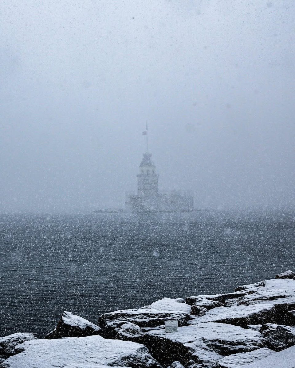 ❄️ İstanbul, Kız Kulesi.