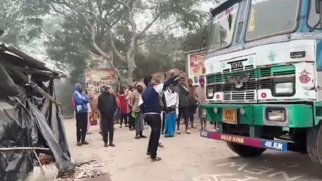 OrissaPOSTLive's tweet photo. A truck accidentally rammed into a house in Digachia village, Bhadrak district, on Thursday while following Google Maps. The driver, en route to Dhamara port, got misdirected into a narrow road and couldn’t maneuver, hitting Ramesh Das’s house.
#TruckAccident #GoogleMapsFail #Bhadrak #Odisha #OrissaPOST
👉 Follow Orissa POST – Odisha’s No.1 English Daily 📰✨