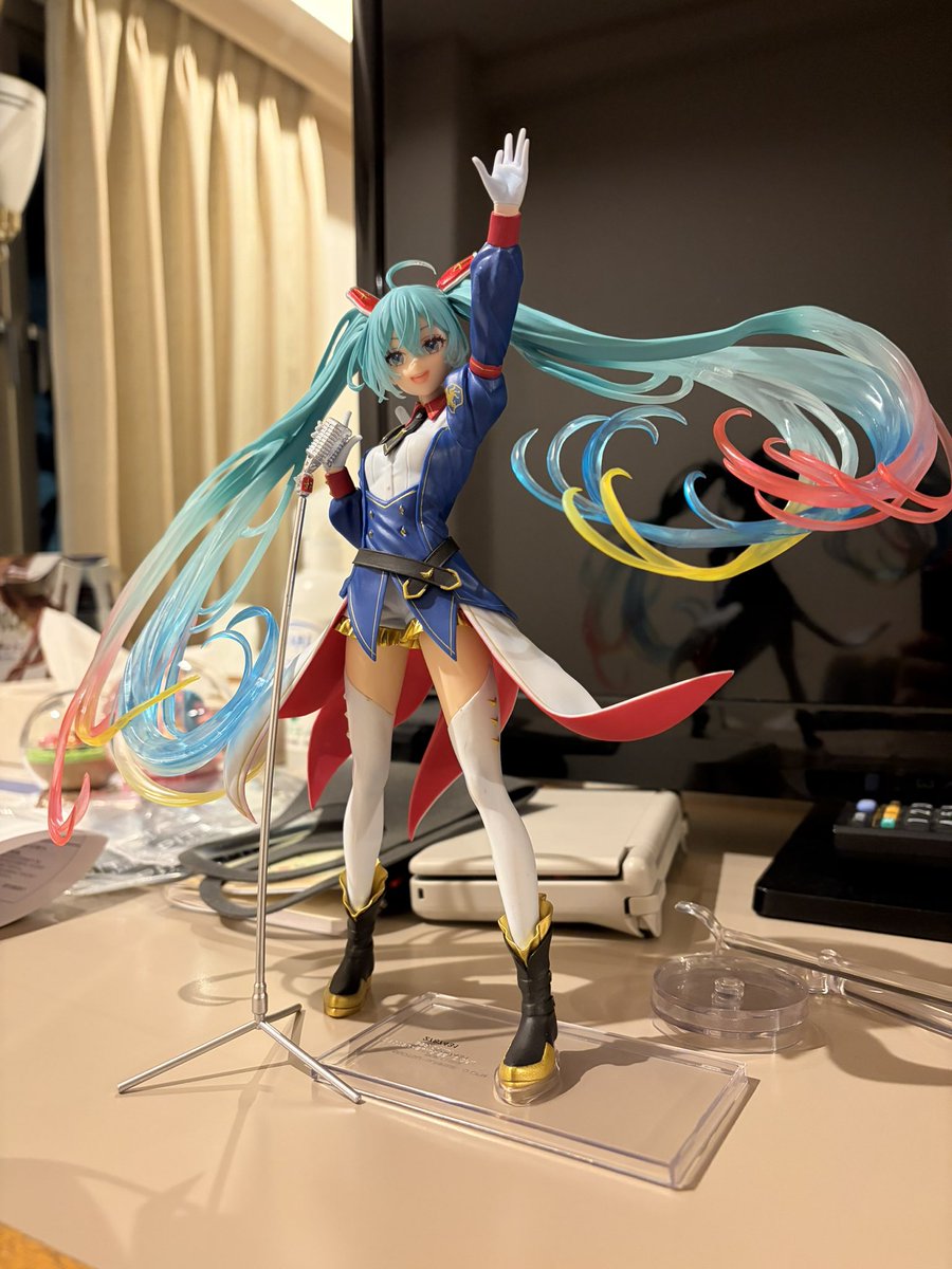 I said I wouldn't play the UFO catchers , but one of them had a Miku statue