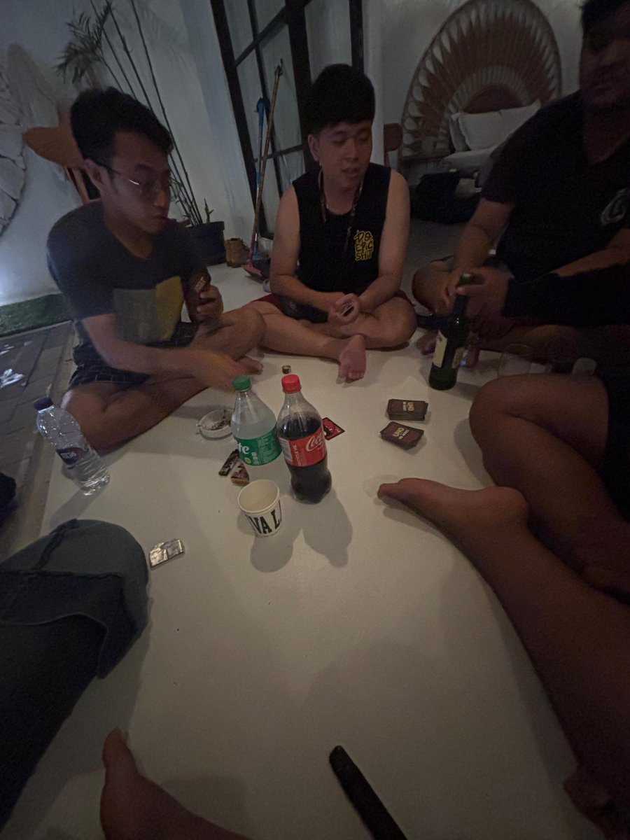 samstrashhh's tweet image. happy new year yey