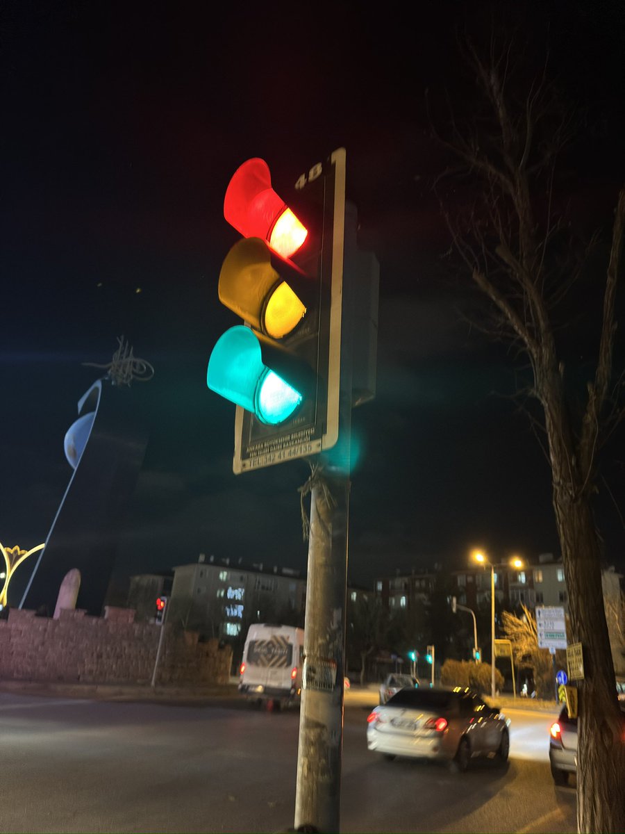 ResulCcek's tweet photo. Yılbaşı gecesinde güzel Ankara’mın ışıkları bile insanları gibi 😅😅 https://t.co/b1oJr7rFWn