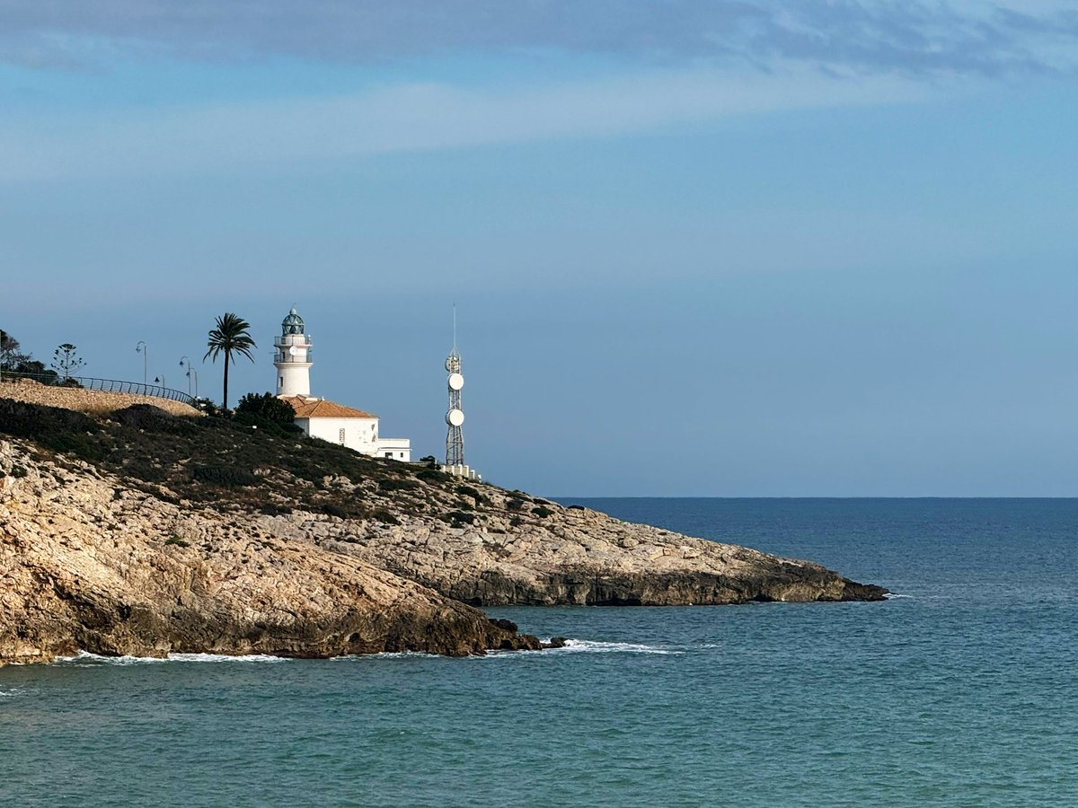 Bon día! Feliz 2026! Tras una Tª. mínima de 7,9°C en #Cullera y #amanecer con algunas nubes, tenemos un día tranquilo, con viento flojo y dominio del sol. 12°C en estos momentos. Pero las previsiones apuntan a más #frío y #precipitaciones los próximos días. Imágenes de la mañana.