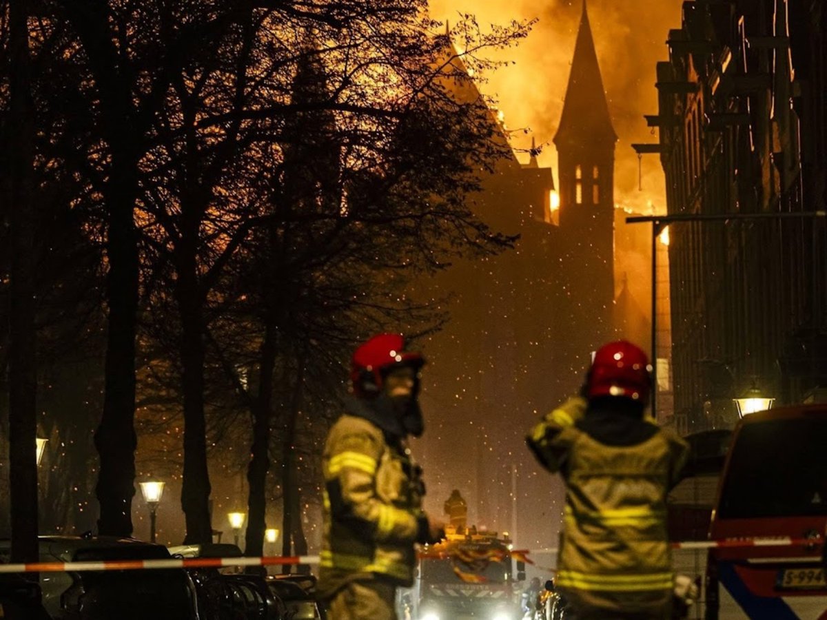 De wetteloosheid van oudejaarsnacht

Met lede ogen zag ik vannacht de beelden van de Vondelkerk die in lichterlaaie stond: de toren van de kerk die langzaam bezweek onder de agressief likkende vlammen en vervolgens haast erbarmelijk zuchtend ineenstortte. Haast heroïsche beelden