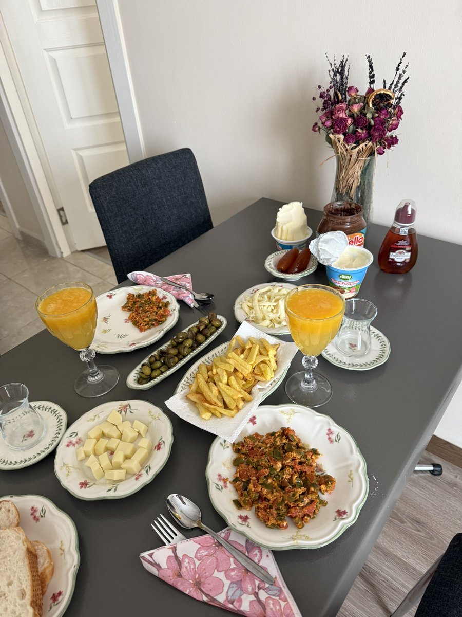 esraakorkmaaaz's tweet photo. yeni evimde ilk kahvaltım favlayanlar da bu sene kendi evine cıkıp böyle kahvaltılar yapıyomuş🫠🫠🫠 https://t.co/NZMz0DHAE4