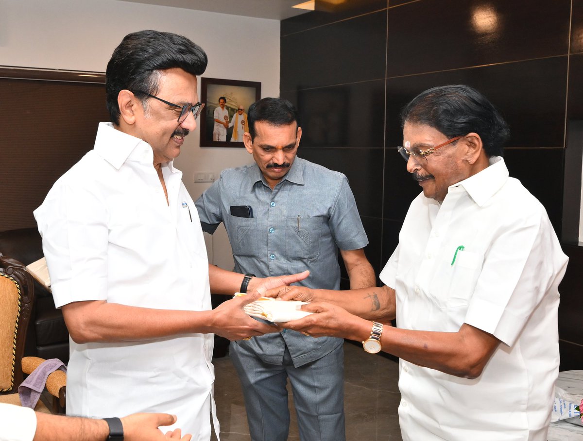 KKSSRR_DMK's tweet photo. ஆங்கில புத்தாண்டை முன்னிட்டு கழகத்தலைவர் மாண்புமிகு தமிழ்நாடு முதலமைச்சர் திரு.@mkstalin அவர்களை இன்று (01.01.2026) அவரது இல்லத்தில் நேரில் சந்தித்து புத்தாண்டு வாழ்த்து தெரிவித்து மகிழ்ந்த போது.

#NewYearWishes https://t.co/W0SQ6zMJ84