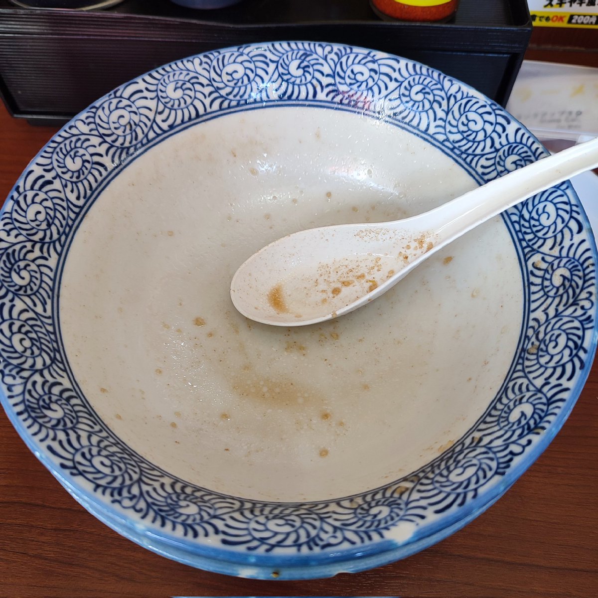 SASAMASA310's tweet photo. @matukidada 松木田田さんの小ラーメン、ニンニクマシマシ、野菜マシ、脂マシマシのオーダー。脂と野菜から爆つき麺をすする。野菜がうまいのでおかわり。完食です。 https://t.co/yMsIDPTT5e