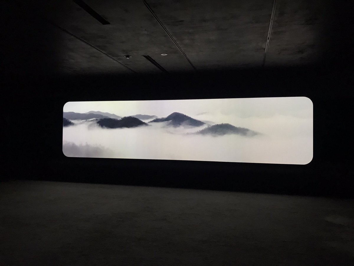 WAVE WEAVE ー音と織物の融合 HOSOO GALLERY。アルヴァ・ノト名義で電子音楽家としても活躍するアーティスト カールステン・ニコライと西陣織の老舗 HOSOOのコラボ。アナログの記録媒体として音楽を保存し、後に演奏を再演することを可能にした帯Sono Obi Landscape がとても興味深い。