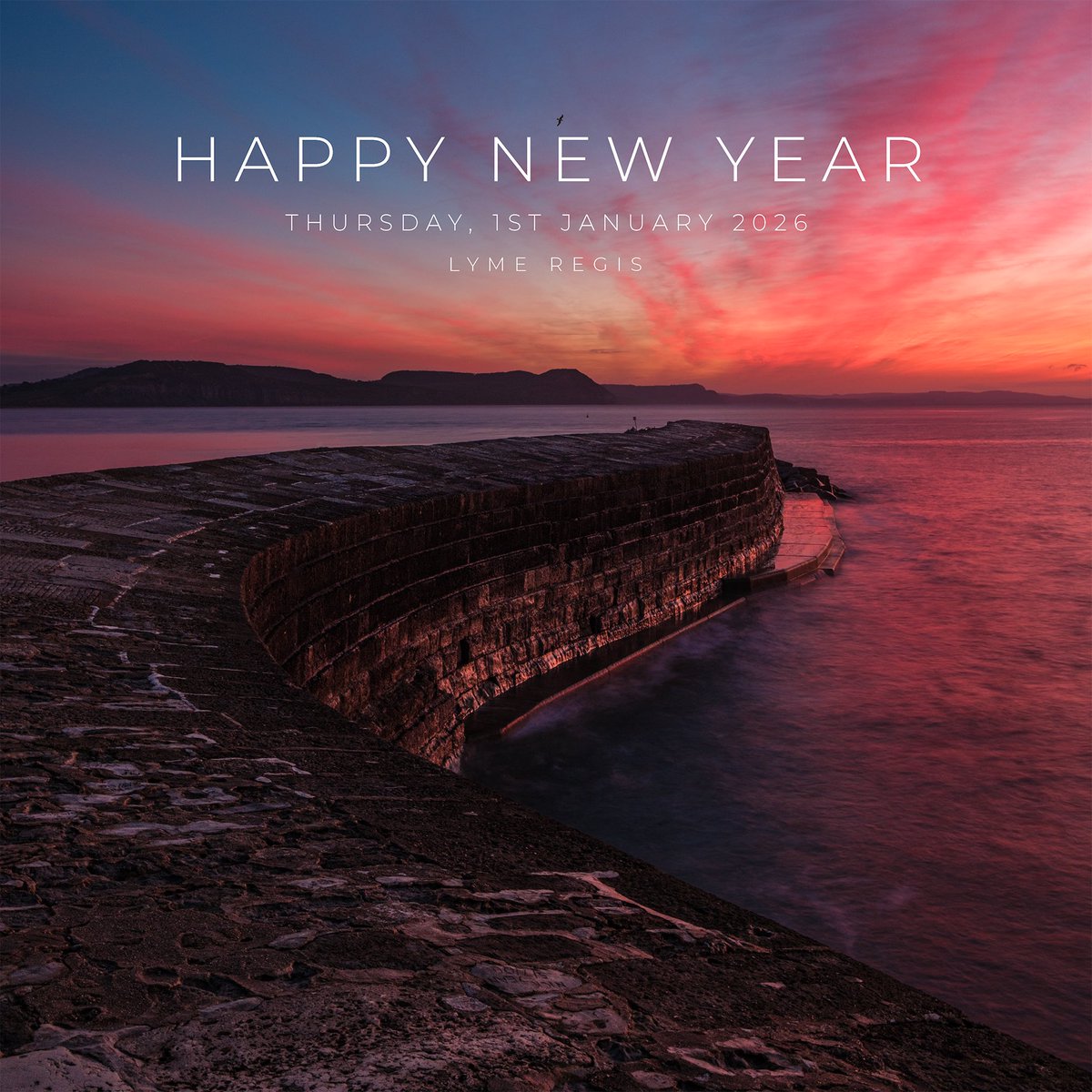 A Sunrise like this on the very first day of 2026?!?!? Mother Nature … you saucy Minx 😍 #lymeregis