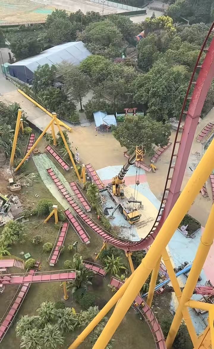 Disassembly of Dive Coaster continues