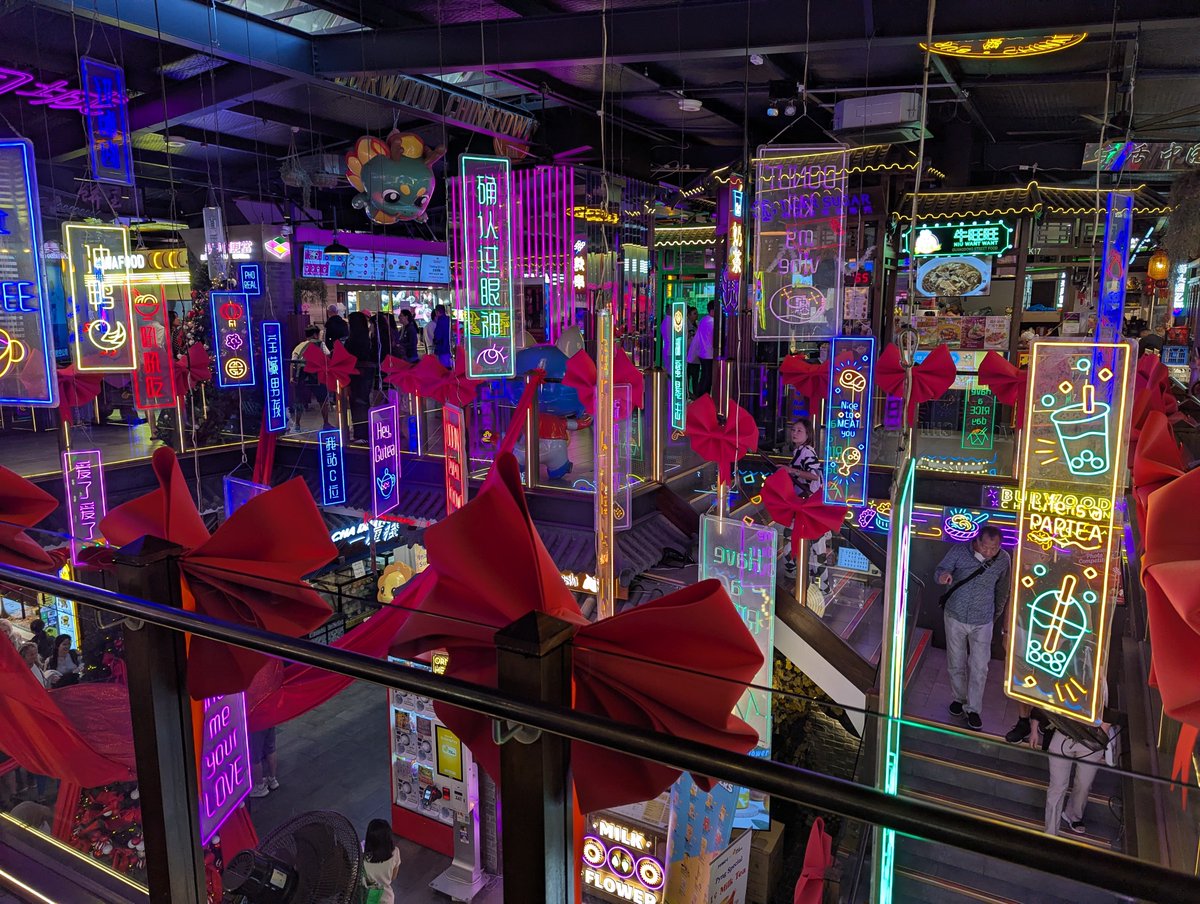 何ここ、サイバーX九龍でいい雰囲気。