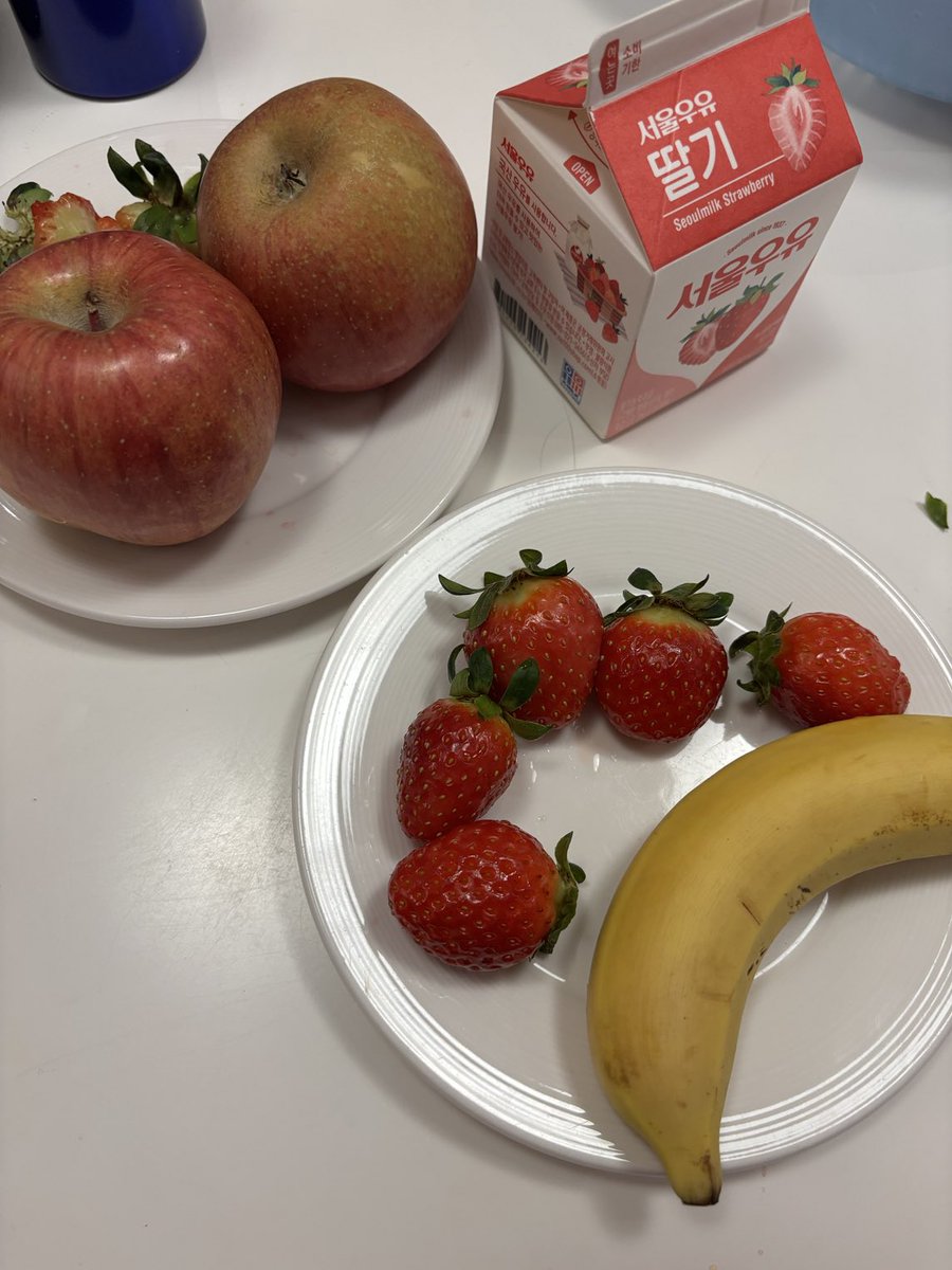 1 сарын 1 энх тайван өдөр. Урд бол үлдсэн буузаа шарж, түмпэнтэй нийслэл салатаа гүйцээсэн шиг, хүйтэн пийв залгилна. Одоо бол уух идэх багасч. Шартаагүй тул алим жимс, сүү тараг л гэнэ. “Өчигдөр яалаа?” гэж санан бодох юмгүй уйтгартай ч юм шиг. Нас насны зовлон, жаргал өөр аж…