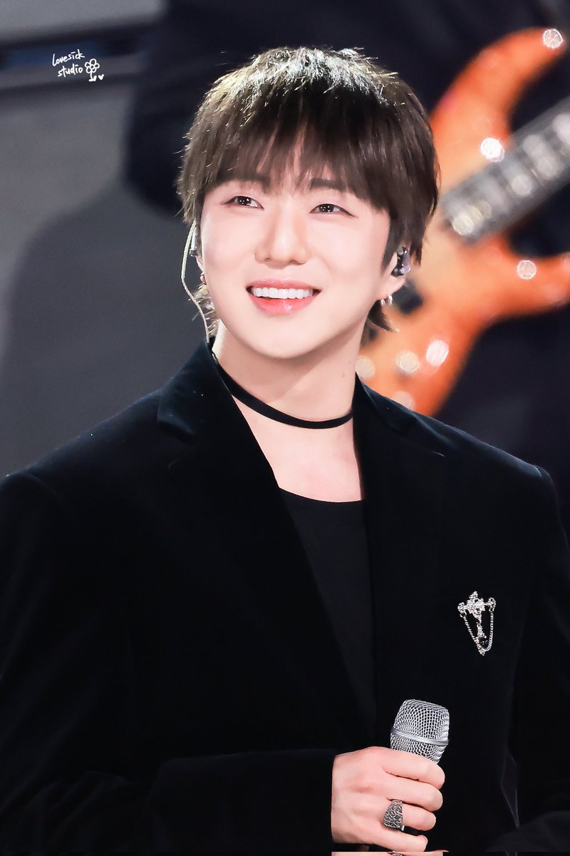 seungyoononly2's tweet photo. 251231 KBS 연기대상

승윤이 미소가 너무 예뻐서,,,🤍

#강승윤 #승윤 #위너 @official_yoon_ https://t.co/jnbRQlpoFe
