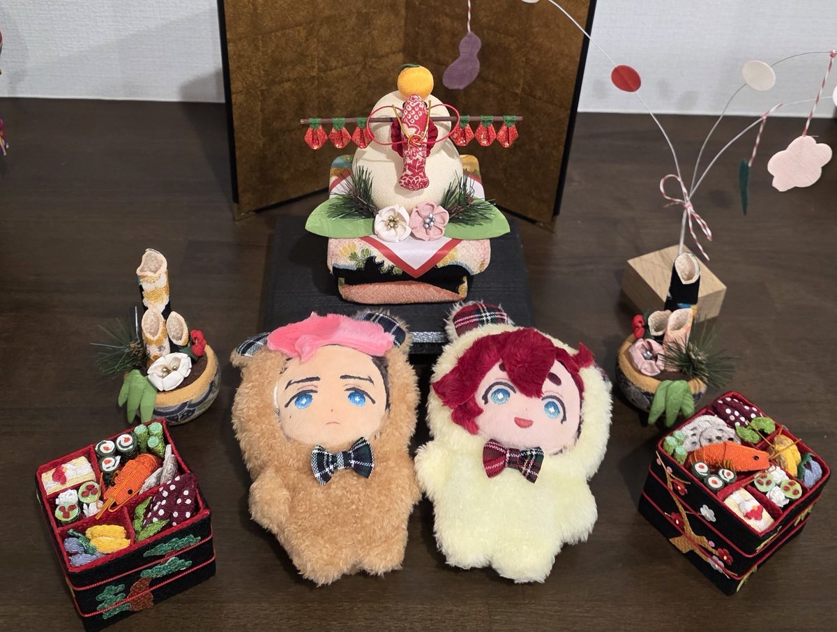 XLdpVHfDzy25585's tweet photo. 年末に温泉卵@ontama1241さまのお手製のグスぬいちゃん達をお迎えさせていただきました🥰
お正月飾りと一緒にパチリ📸です✨
とても丁寧な手仕事でずっと眺めておりました😃✨
くま🐻さん暖かそうで可愛いので冬の間はモコモコしてて下さいませ～
温泉卵さま本当にありがとうございました🙇 https://t.co/bBrokPni4f