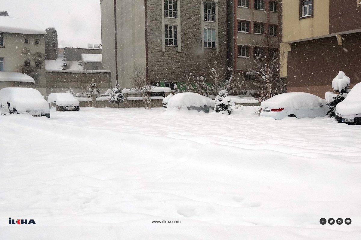Ağrı'da yoğun kar yağışı nedeni ile yollar kapandı, ekipler yetersiz kaldı

ilkha.com/guncel/agrida-…