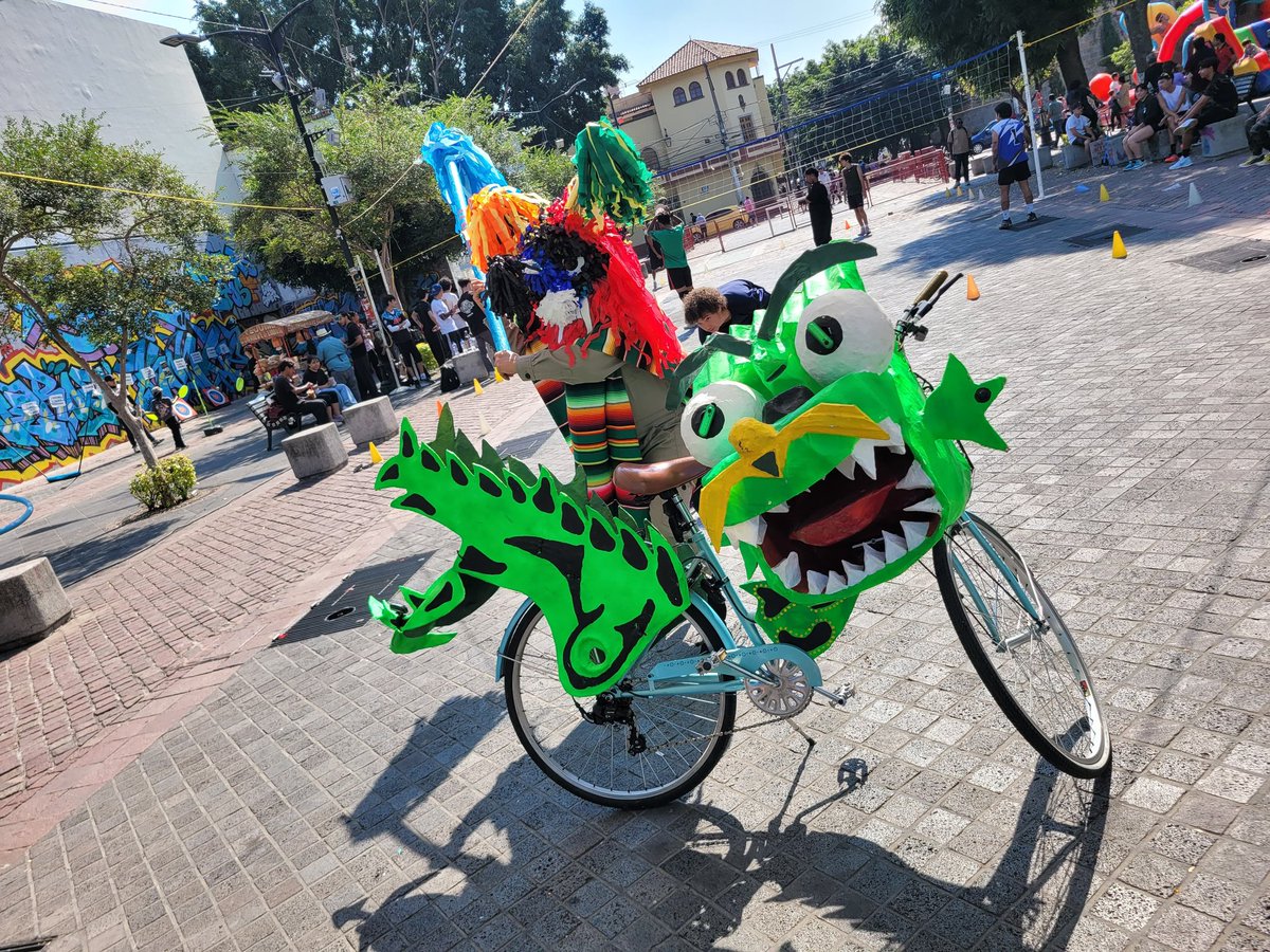 Banmoises's tweet photo. La Piñata Hulapera del 2025 https://t.co/qQuPQkQc8a