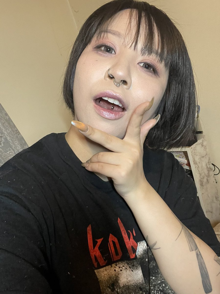 今日配信見てくれた皆様ありがとうございましたー！
これからも仲良くしてくれると嬉しいです🥀🖤
皆さんにお見せできなかったメイク後がコレでございます😂🍞