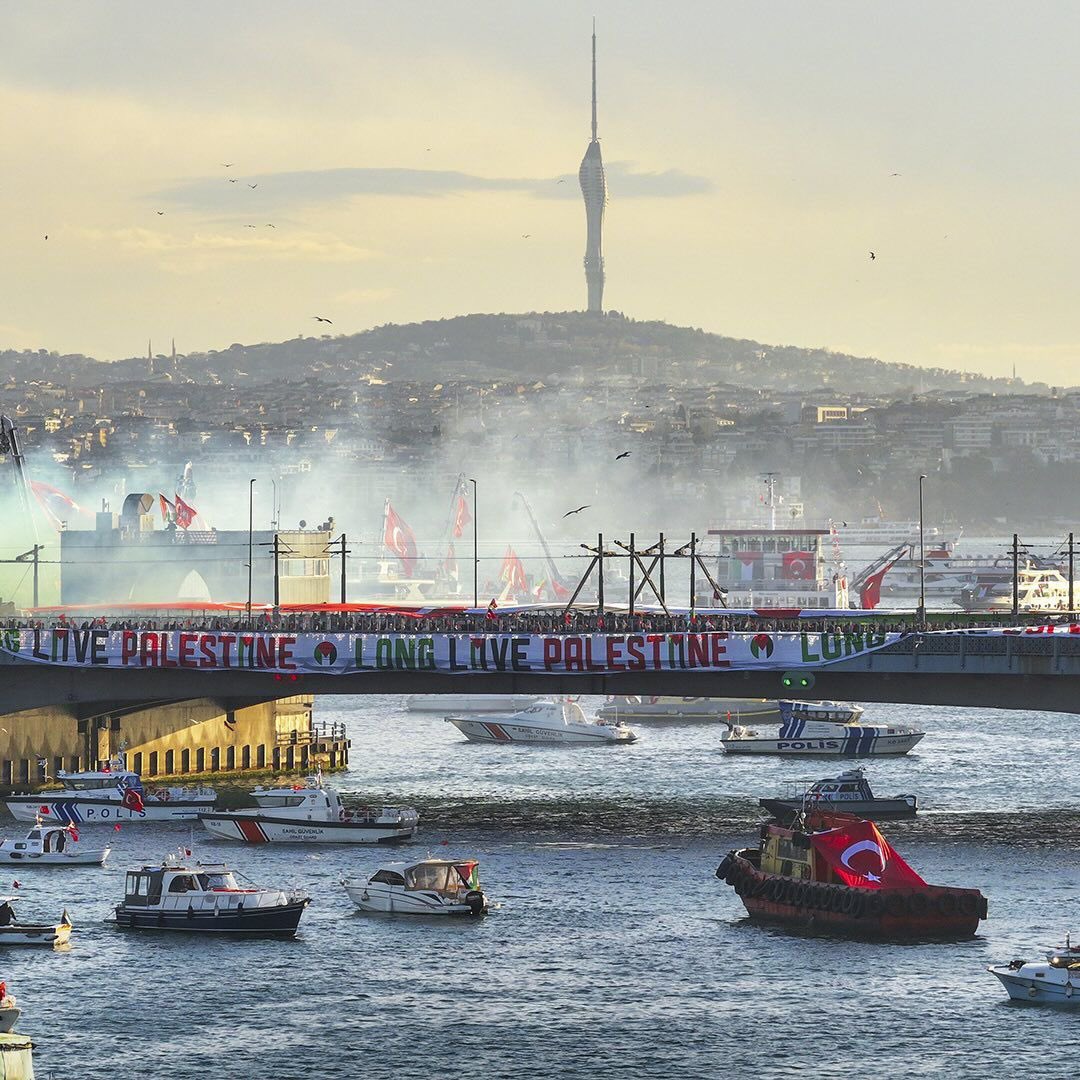 Bugün burada yüz binlerce vicdan, tek yürek olmuş bir millet var!

Soykırımın karşısında dimdik duran onurlu bir duruş, mazlumun göğe yükselen duası ve şehitlerimizin mukaddes mirası var.

#JusticeForGaza