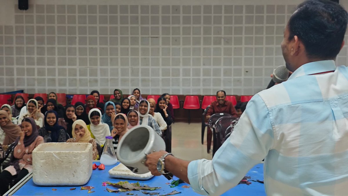 ncsmgoi's tweet photo. Glimpses of fun and engaging moments from the Science Demonstration Lecture, organised by @rscpcalicut, a unit of @ncsmgoi, @MinOfCultureGoI, sparking curiosity and excitement for science, among visitors. ✨

#ScienceDemonstrationLecture #ScienceOutreach #HandsOnScience https://t.co/e6ez96MjUc