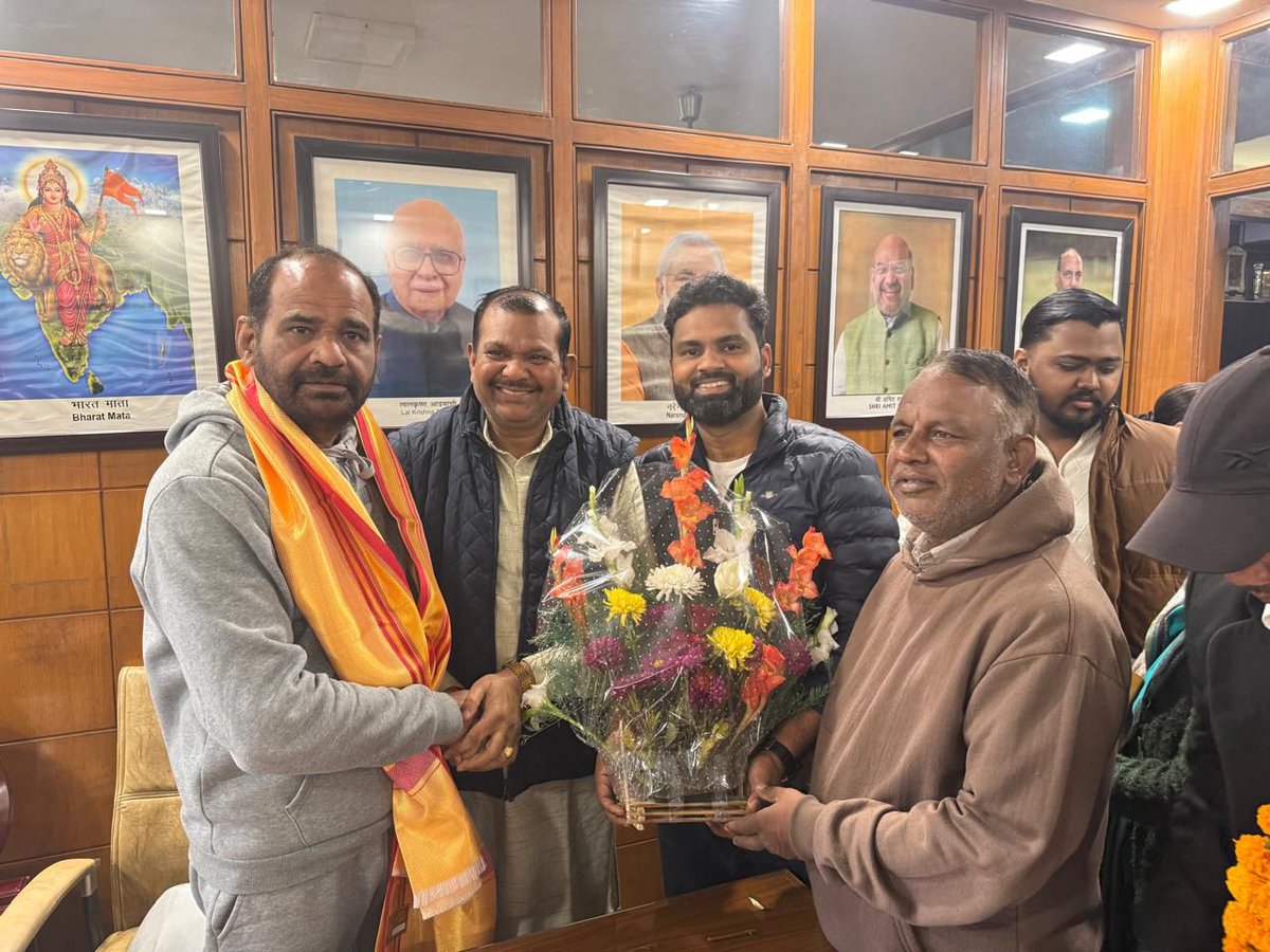 chanderpalbjp's tweet photo. आज नूतन वर्ष के शुभ अवसर पर दक्षिणी दिल्ली के पूर्व लोकप्रिय सांसद आदरणीय श्री @rameshbidhuri जी के आवास पर अपने साथियों के साथ पहुँचकर उन्हें नववर्ष की हार्दिक शुभकामनाएँ प्रेषित कीं तथा उनका स्नेहपूर्ण आशीर्वाद एवं मार्गदर्शन प्राप्त किया।
 #HappyNewYear2026 https://t.co/Baol2LYEDh