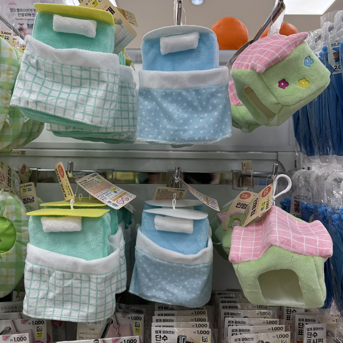 여러분 다이소에 가서 침대와 집을 장만하세요🥺