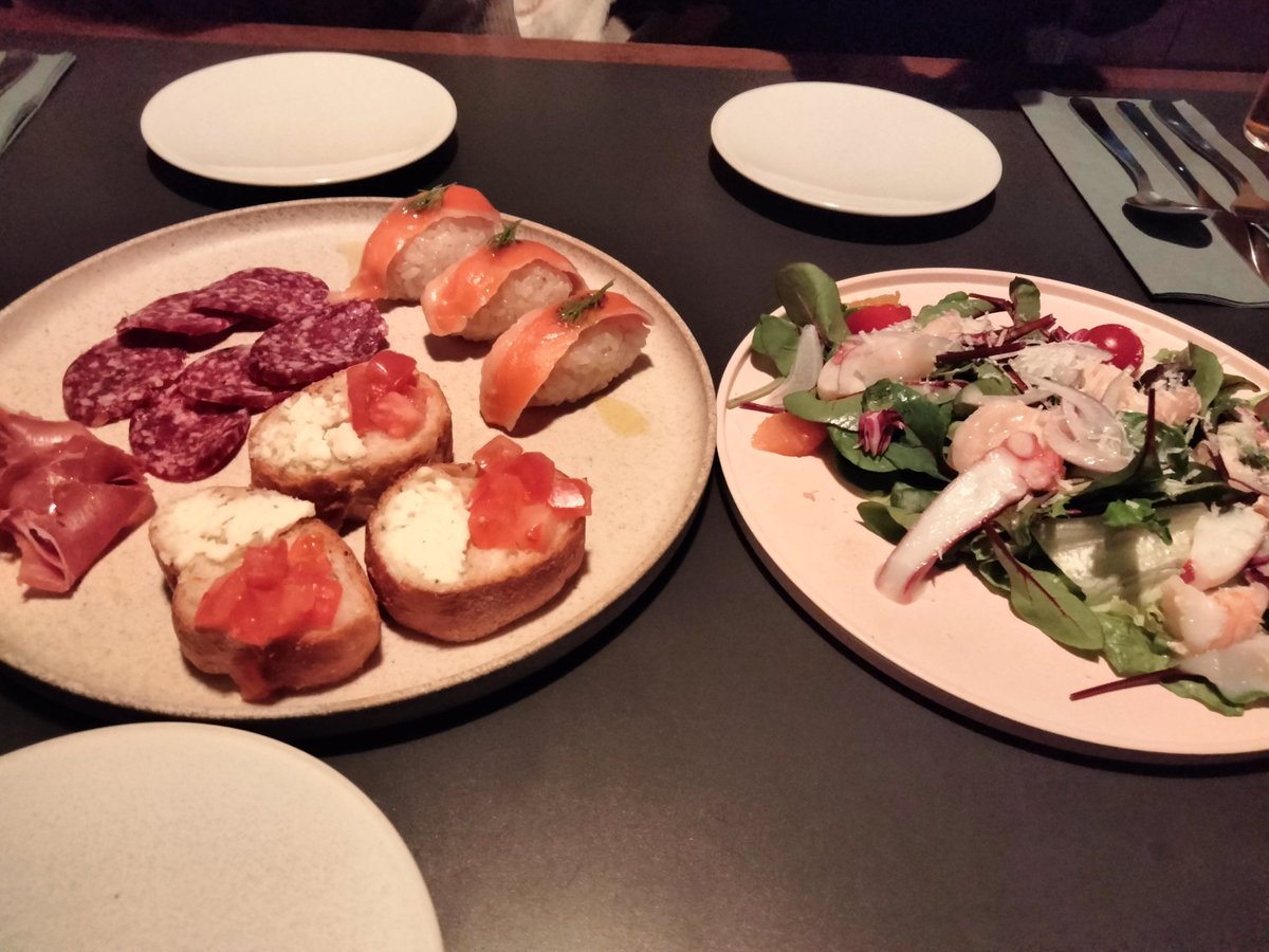 2026年　元旦
東京→京都へ移動して✈

夕方早い時間から妻＆娘と新年会
お店は烏丸五条のイタリアン🇮🇹

おしゃまな娘がテーブルを底抜けに明るくしてくれる🌻

個人主義で自由主義な三者三様の
そしてファミリー共通の目標に向かって

地元で迎える1年のスタート
きっと今年も大きく飛躍できるはず