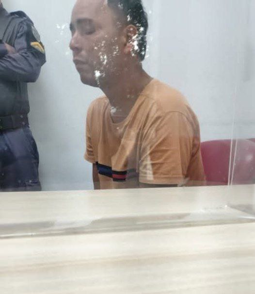 Brasil.

El Venezolano Merwin,salió de Curitiba,el pasado 12 de diciembre y el día 13 fue retenido por la Policía por equivocacion, junto a otro venezolano en Manaos.
Ese mismo día fue dejado en libertad e iba a Boa vista y nunca llegó.
Es padre de 4 niños, avisar al 04262235490.