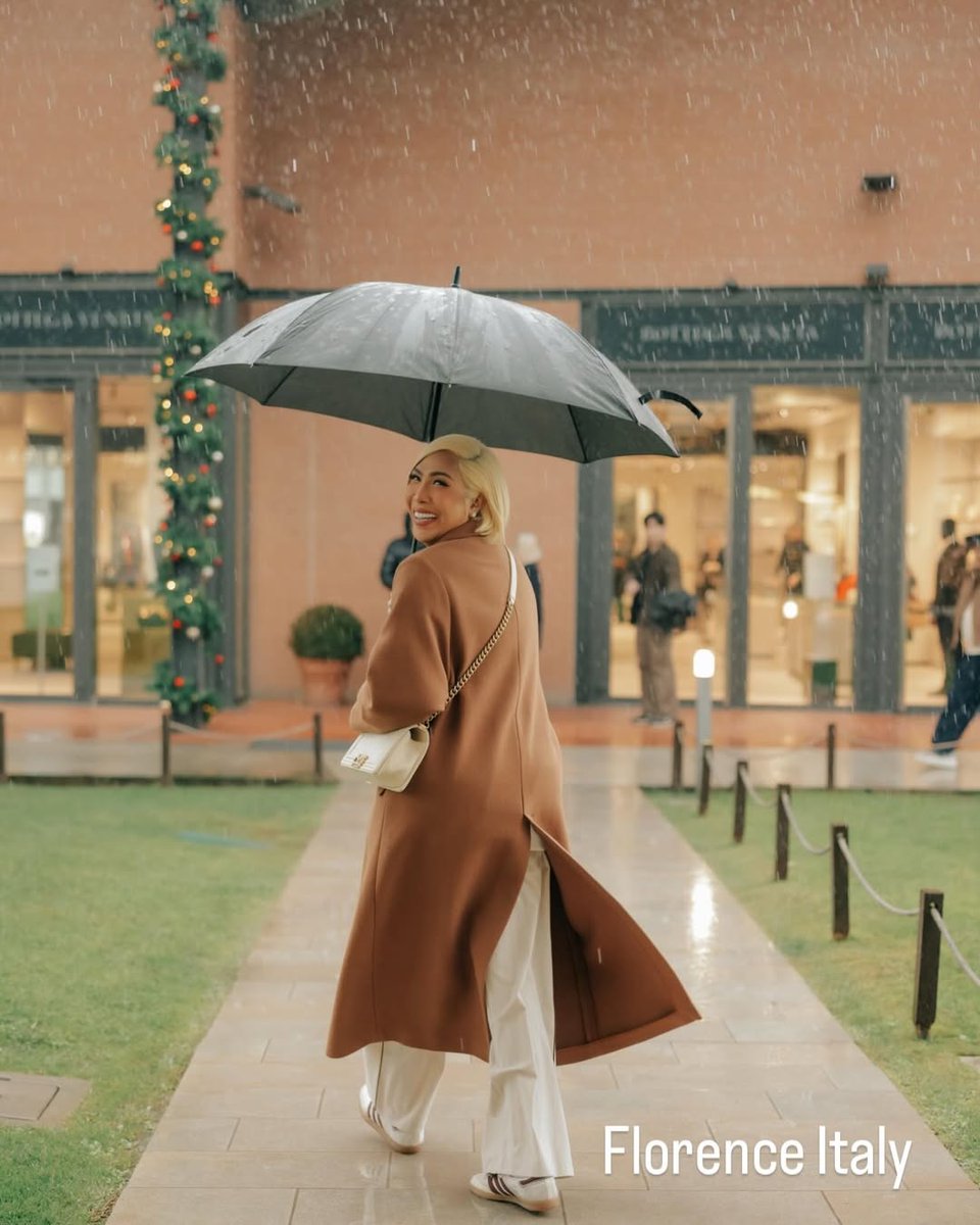 ViFeelings's tweet image. omgggg ang ganda madam pls post yer italy photos plzzz hihi (esp the vi ones plz haha)

#ViceGanda | Vice Ganda