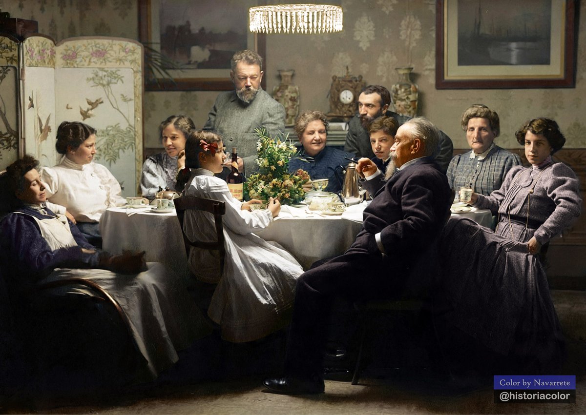 En la Navidad de 1907, el pintor valenciano Joaquín Sorolla cenó con su familia y el momento quedó inmortalizado en dos fotografías que hizo su suegro, el fotógrafo Antonio García Peris. Un prodigio de composición, iluminación y técnica. Pero, ¿quién es quién en la foto? 🧵