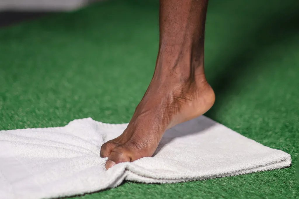 Zeebachu's tweet image. 발아치는 왜 무너질까? 🦶
그리고 다시 기능을 되찾을 수 있을까?

"발아치가 낮아서 이렇게 발이 아픈걸까요?"

이런 이야기를 많이 들어봤습니다.
그런데, 발아치는 사실 높이보다도 '기능'이 더 중요합니다.

---
.
.

1. 애초에 발은 왜 평평하지 않고 아치 모양인가?

사실 무게를 받는 구조라면…