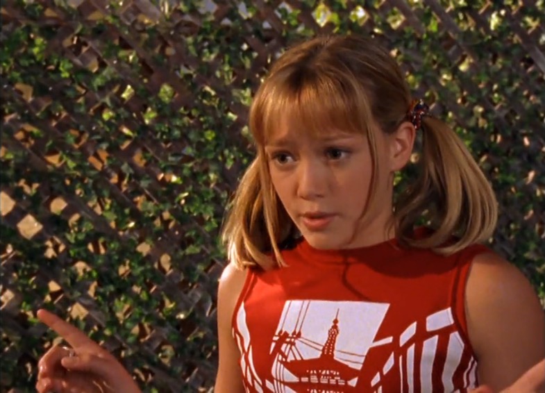 DisneyReact's tweet photo. 🎂 Hoy se cumplen 25 años del estreno de 'Lizzie McGuire' en Disney Channel, serie insignia del canal protagonizada por Hilary Duff que concluyó con la película 'Lizzie Superstar' en 2003 👩🏼 https://t.co/TZP4ezEKVu