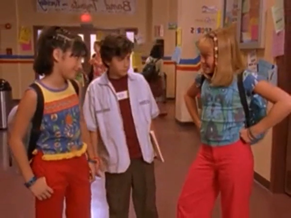 DisneyReact's tweet photo. 🎂 Hoy se cumplen 25 años del estreno de 'Lizzie McGuire' en Disney Channel, serie insignia del canal protagonizada por Hilary Duff que concluyó con la película 'Lizzie Superstar' en 2003 👩🏼 https://t.co/TZP4ezEKVu