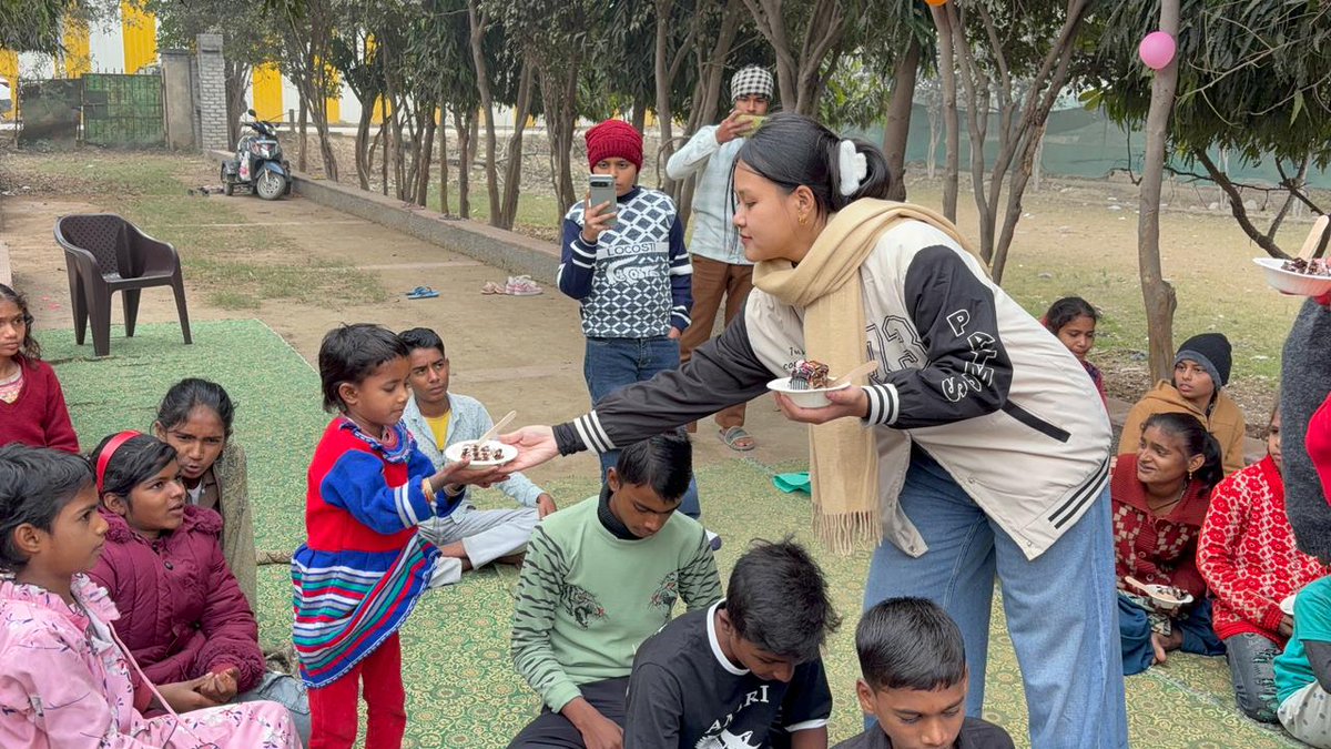 FoundationYss's tweet photo. New Year 2026 was celebrated with Bidaal Technology and Yuva Street to School students through cake cutting and gifts, spreading smiles, hope, and a shared commitment to inclusive education. #NewYear2026 #YuvaStreetToSchool #YSSFoundation #InclusiveEducation #EverySmileMatters https://t.co/nJ3vCRPnPe