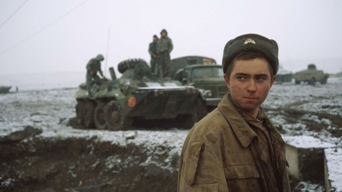 Самый первый штурм Грозного состоялся в ночь с 31 декабря 1994 на 1 января 1995.
Целью штурма был дворец президента Дудаева.    Днем, 31 декабря 1994 , находящаяся на подступах к Грозному, 131 мотострелковая бригада получила приказ занять железнодорожный вокзал.