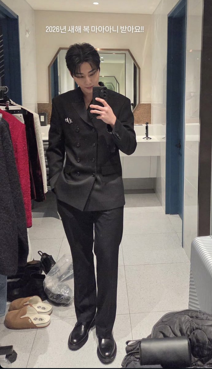 daily_default's tweet image. 우리 여늠이도 새해 복 마아아니 아아낌없이 받아🖤