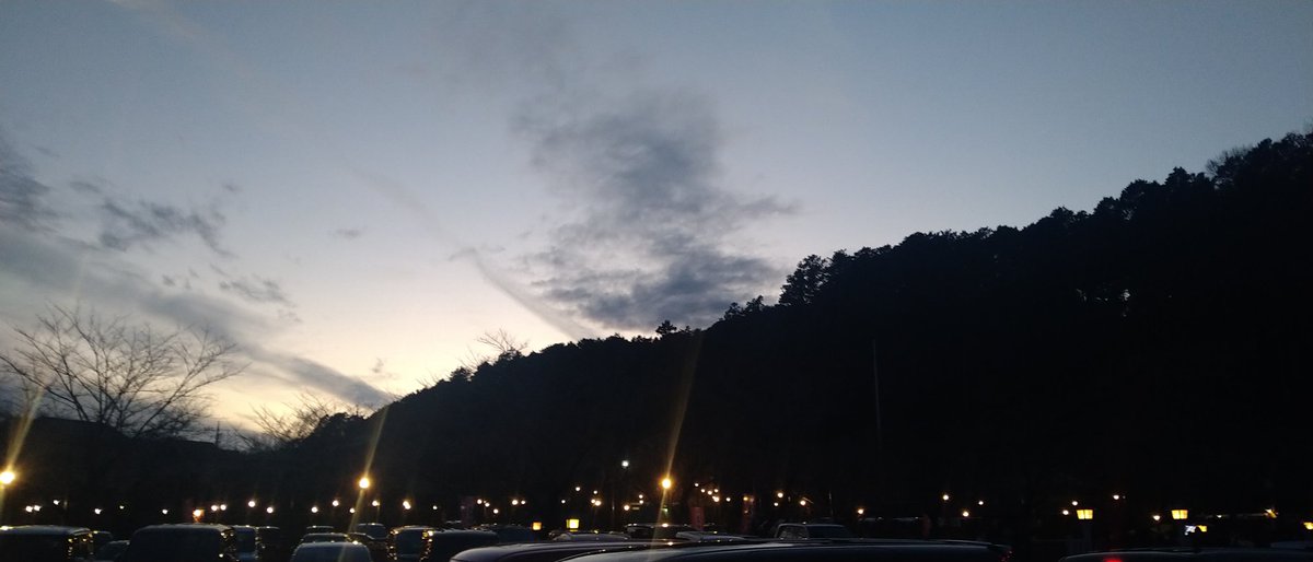 voice_trainer's tweet photo. 毎年恒例の神社へ両親を連れて初詣🌄🚙💨
おみくじは「大吉❗」✊ｸﾞｯ
商売繁盛札🏷️もお迎えし、今年の運気は爆上がり⤴️⤴️のはず
改めて本年も皆様よろしくお願いいたします🙇‍♂️ https://t.co/qKUPraS1TX