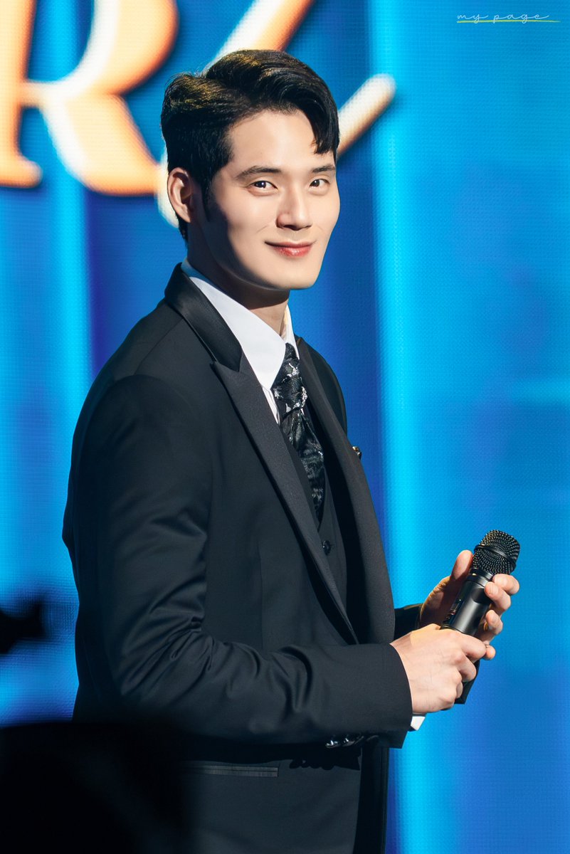 mypage_01's tweet image. 𝟮𝟬𝟮𝟓.𝟎𝟲.𝟮𝟵 𝗣𝗔𝗟𝗠𝗧𝗥𝗘𝗘 𝗚𝗔𝗟𝗔 𝗖𝗢𝗡𝗖𝗘𝗥𝗧
팜트리 아일랜드 3rd 갈라콘서트
#서경수 배우님

_덕분에 넘치게 행복했던 한 해,
앞으로도 더 많은 페이지를 담을 수 있길 .ᐟ