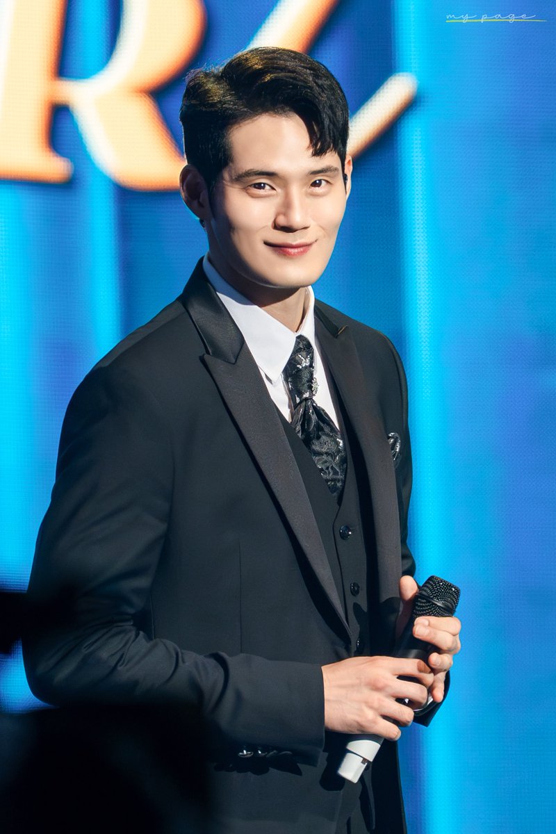 mypage_01's tweet image. 𝟮𝟬𝟮𝟓.𝟎𝟲.𝟮𝟵 𝗣𝗔𝗟𝗠𝗧𝗥𝗘𝗘 𝗚𝗔𝗟𝗔 𝗖𝗢𝗡𝗖𝗘𝗥𝗧
팜트리 아일랜드 3rd 갈라콘서트
#서경수 배우님

_덕분에 넘치게 행복했던 한 해,
앞으로도 더 많은 페이지를 담을 수 있길 .ᐟ