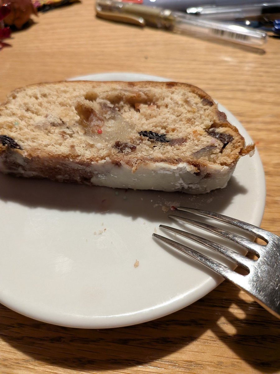 無事に帰ってきたので、シュトーレンを食べる。
日本のお正月といえばシュトーレンですよね。
皆さんのおうちのシュトーレンはどんなのかしら?