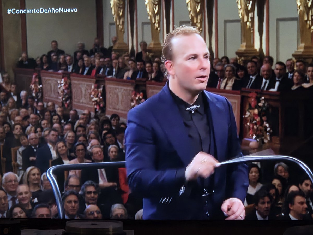 leti_ortiz's tweet image. ¿Cómo de grande es la resaca de quién ha dicho que el señor director del #ConciertoDeAñoNuevo se parece a Richard Gere?