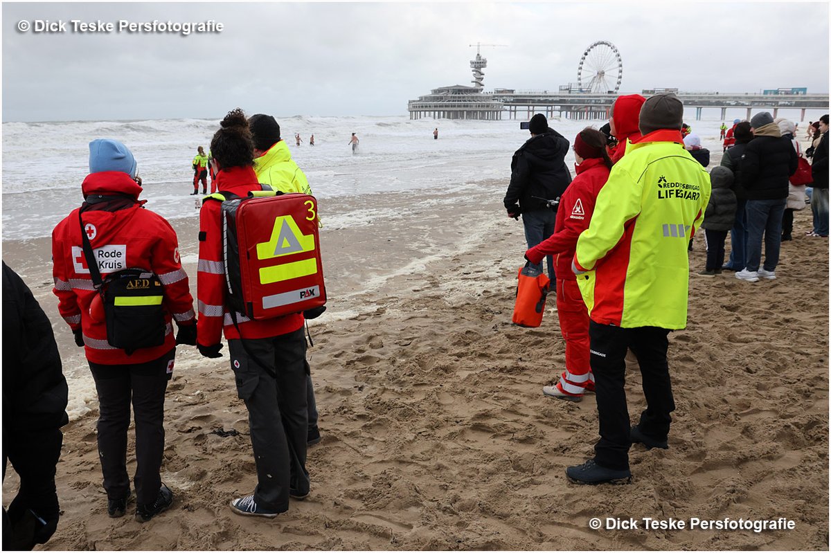 Ondanks dat de Nieuwjaarsduik op Scheveningen was afgelast ivm de harde wind, doken toch enkele tientallen mensen de zee in. De <a href="/RBDenHaag/">Reddingsbrigade Den Haag (DHG)</a> en het <a href="/RodeKruis/">Rode Kruis</a> hadden dit al verwacht en waren massaal aanwezig. toch deden zich geen calamiteiten voor.