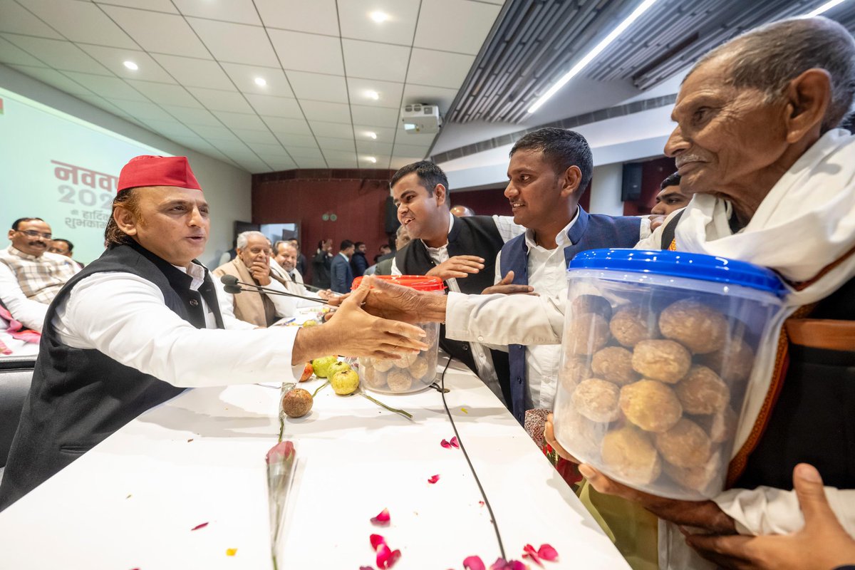 yadavakhilesh's tweet photo. ‘नव वर्ष’ पर जो भी मिलने आया
अपना स्नेह-आशीर्वाद संग लाया https://t.co/hI6qy321TF