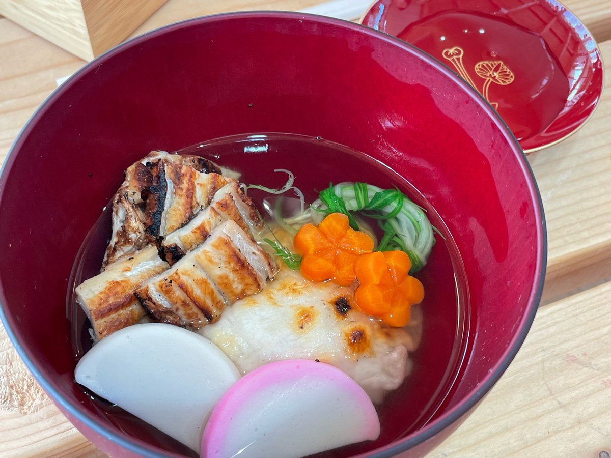 oomorhythm's tweet photo. @HashimotoKotoe お隣の広島県三原市糸崎町で育った身としては、おすましに穴子と水菜が正月の味でした。お出汁はいりこと昆布の合わせだしでしたね。呉が実家の母からの伝統かも知れませんが、再現してくれている妻には感謝してます^ ^ https://t.co/obJrT8yhep