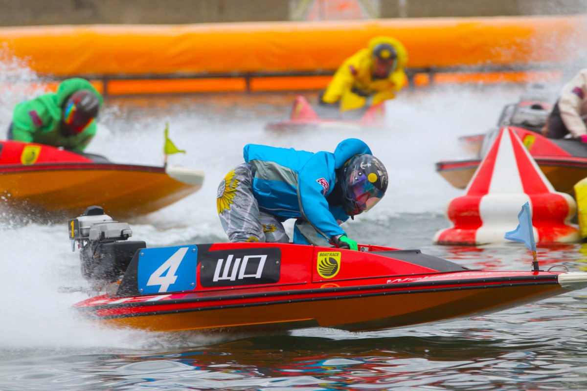 ボートレース　ボートレーサー 🌅ご来場ありがとうございます🎍】 多くのファンの方が水面を見つめ