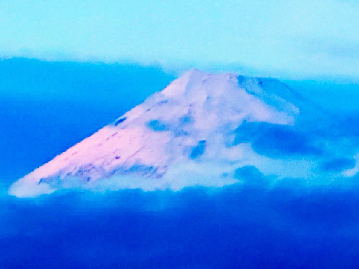 hiroshisj's tweet photo. 新幹線の車窓から見た、2026年1月1日の富士山。夕陽を浴びて、うっすら赤く染まっています🗻 https://t.co/G196wDfaW8