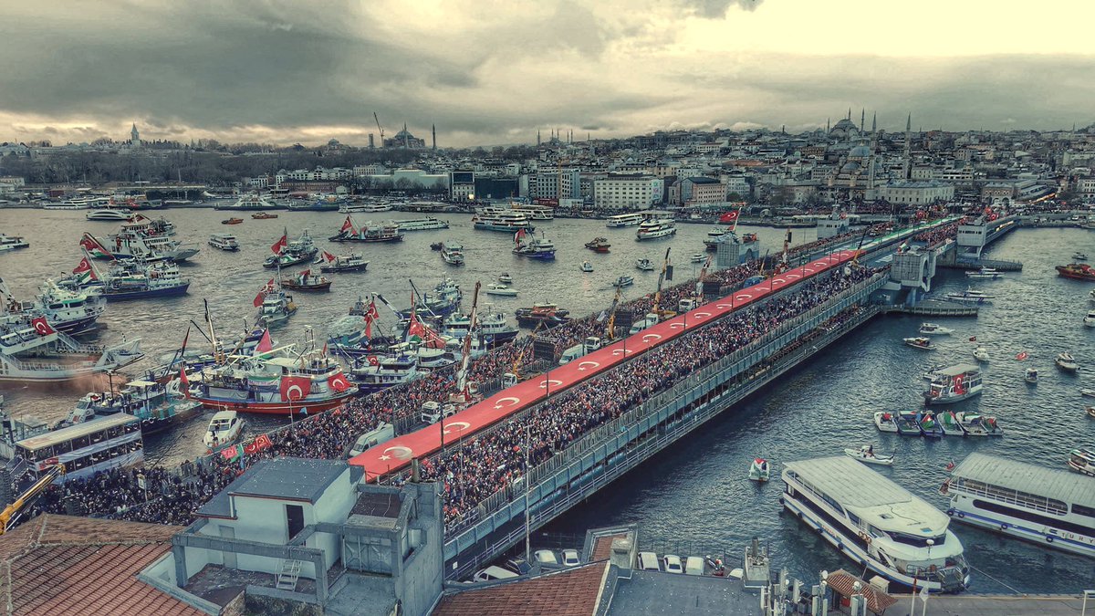 Bazı fotoğraflar konuşur. Bu sabah Galata.