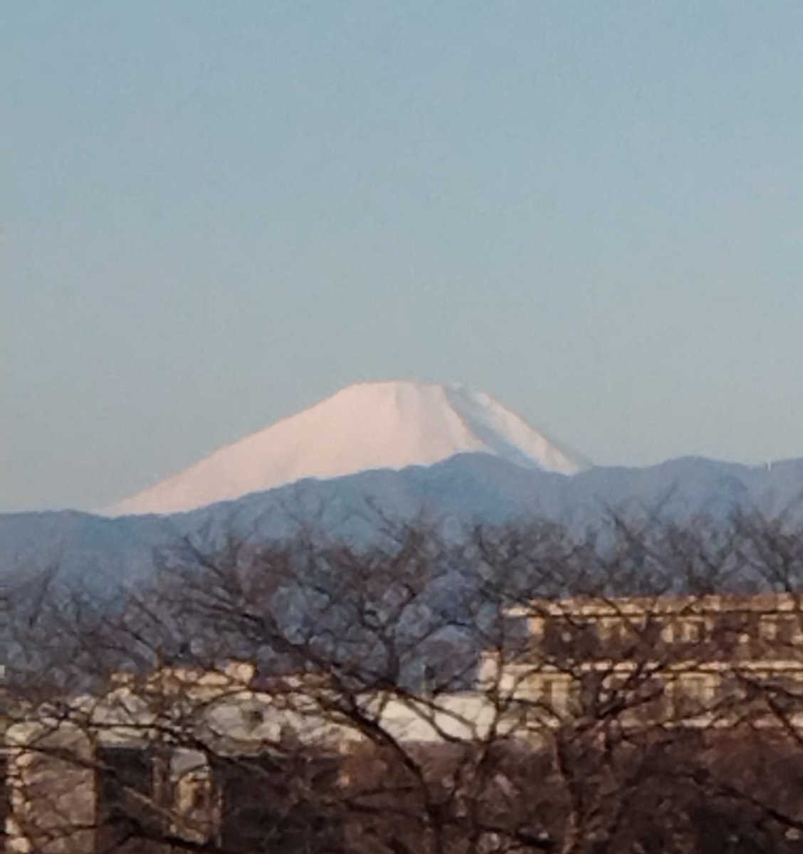 🎍あけましておめでとうございます🎍
🐴本年もよろしくお願いします🐴
初日の出の時刻になっても分厚い雲で見えずでしたが20分以上待って粘り勝ち🌄
富士山は雲ひとつなく綺麗に見えました👍
皆様にとりましてもより良い一年になりますように😊